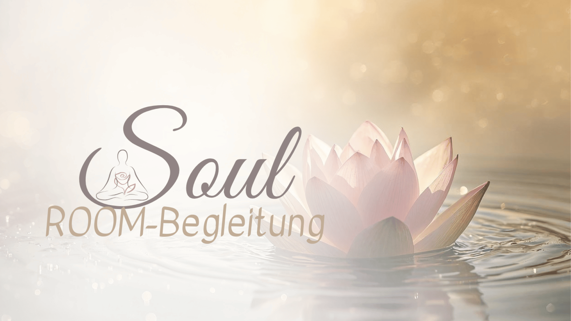 Eine rosa Lotusblüte schwimmt auf ruhigem Wasser, das in sanftes goldenes Licht getaucht ist. Darüber steht der Text „Soul ROOM-Begleitung“, wobei neben dem Wort „Soul“ eine einfache Strichzeichnung einer meditierenden Person zu sehen ist.