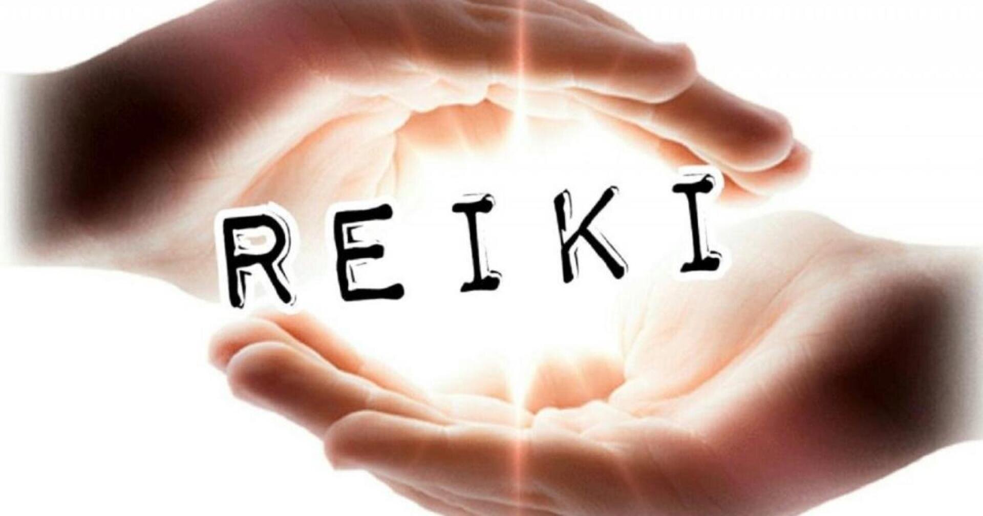 Zwei Hände bilden einen Kreis um ein leuchtendes Licht mit dem Wort REIKI in fetten, schwarzen Buchstaben in der Mitte des Lichts. Der Hintergrund ist weiß und unterstreicht die Helligkeit und Energie.