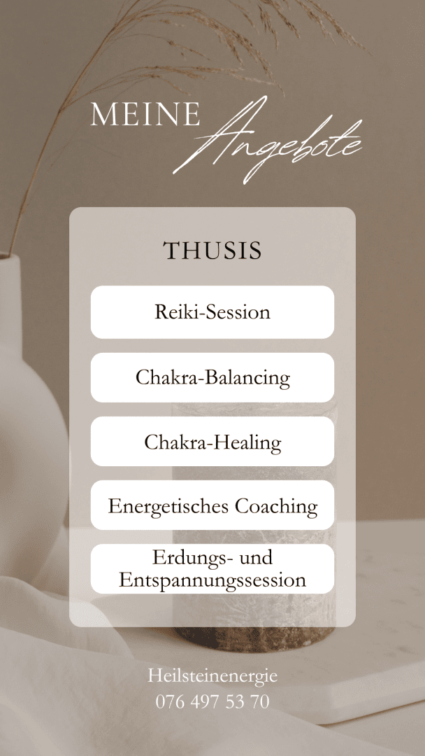 Ein beiger Flyer mit einer Auflistung von Dienstleistungen: Reiki-Sitzung, Chakra-Ausgleich, Chakra-Heilung, energetisches Coaching, Erdungs- und Entspannungscoaching. Der Text enthält den Begriff „Thusis“ sowie Kontaktdaten für „Heilsteinenergie“. Eine dekorative Vase und eine Kerze.
