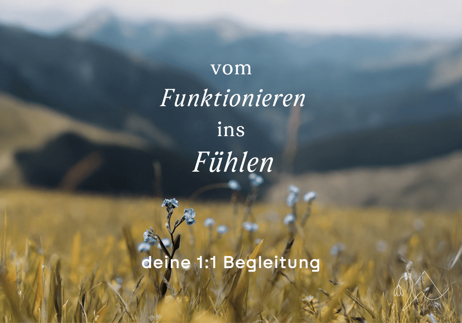 Eine verschwommene Berglandschaft mit Wildblumen im Vordergrund. Der Text auf Deutsch lautet: „Vom Funktionieren zum Fühlen, deine 1:1-Begleitung…“.