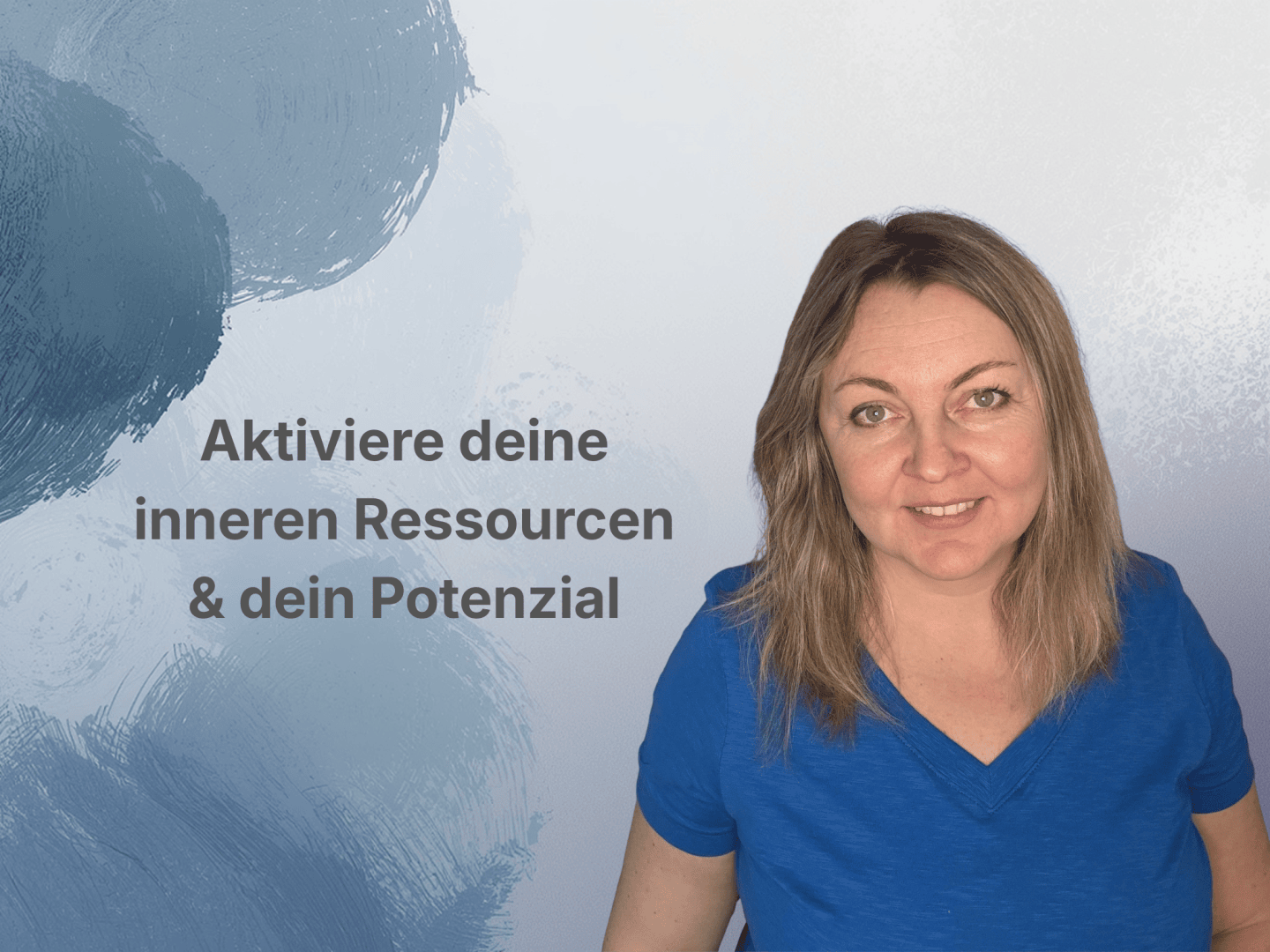 Eine Frau mit blondem Haar und blauem Hemd lächelt in die Kamera. Neben ihr steht der deutsche Text Aktiviere deine inneren Ressourcen & dein Potenzial. Im Hintergrund sind blaue und weiße abstrakte Pinselstriche zu sehen.