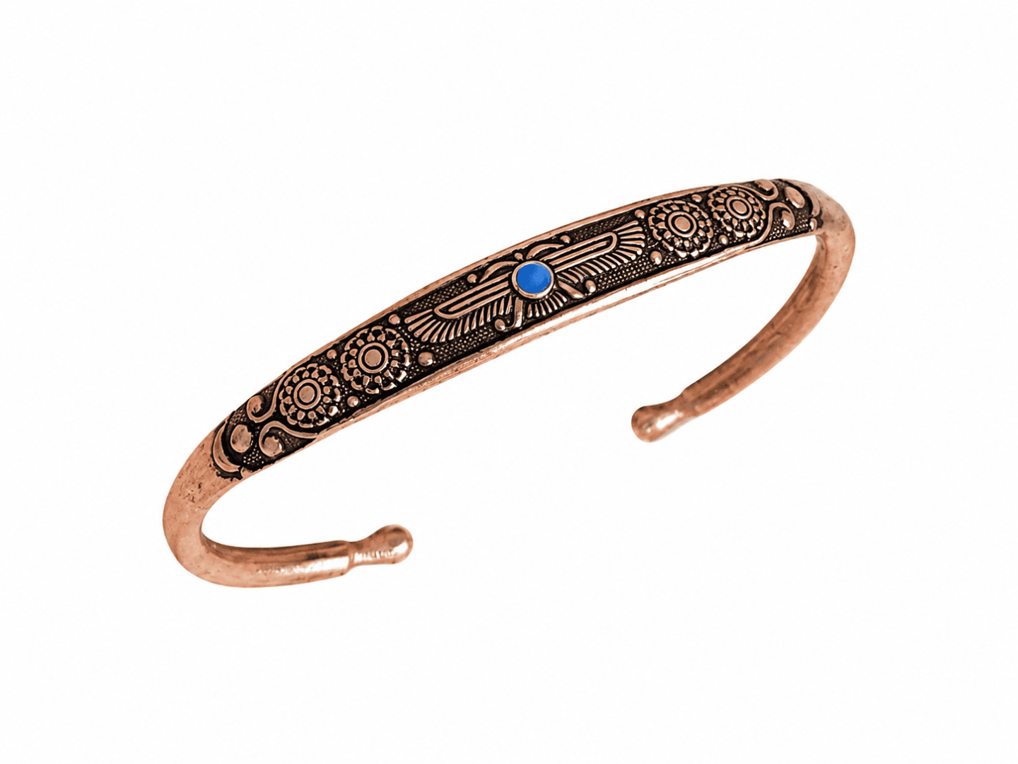Ein Kupferarmband mit eingravierten Mustern und einem blauen, runden Stein in der Mitte, fotografiert vor weißem Hintergrund.