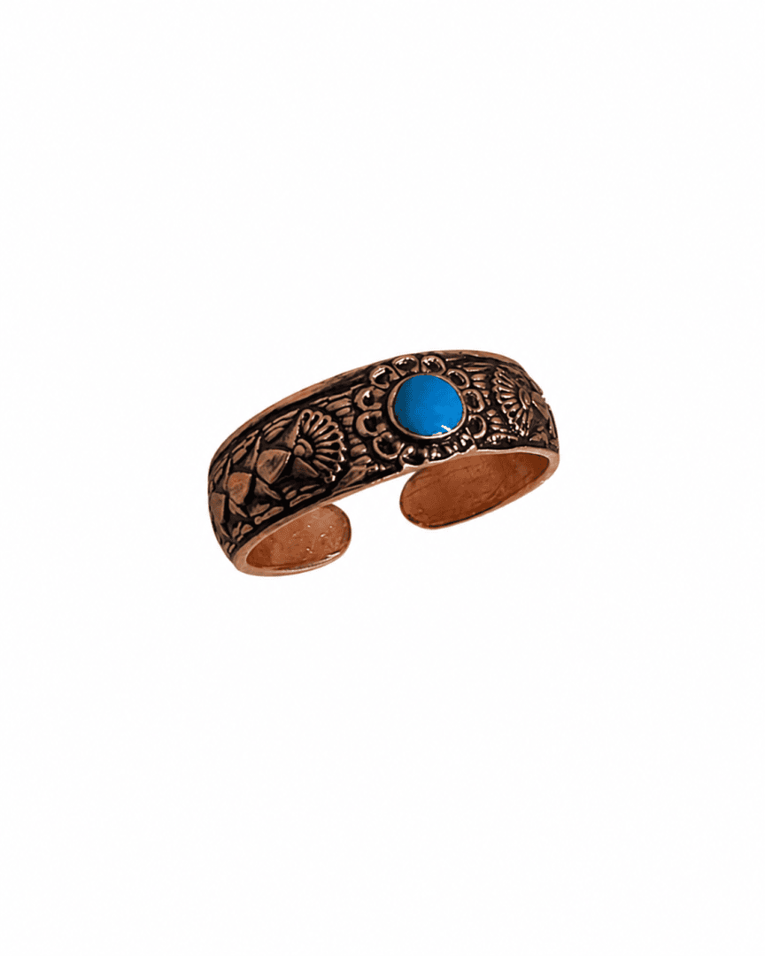 Ein bronzefarbener, größenverstellbarer Ring mit filigranen Blumengravuren und einem runden Türkisstein in der Mitte, der in einen aufwendig gearbeiteten Rahmen gefasst ist.