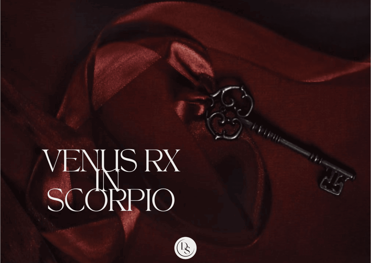 Auf einem dunkelroten Stoff liegt ein kunstvoll verzierter Metallschlüssel, über den der Schriftzug VENUS RX IN SCORPIO gelegt ist.