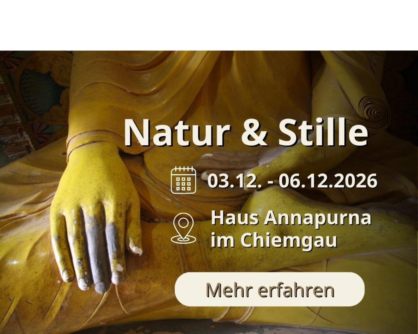 Die Hand einer goldenen Buddha-Statue im Fokus, dazu Veranstaltungsdetails: „Natur & Stille“, 3.–6. Dezember 2026, Haus Annapurna im Chiemgau, sowie eine Schaltfläche mit der Aufschrift „Mehr erfahren“.