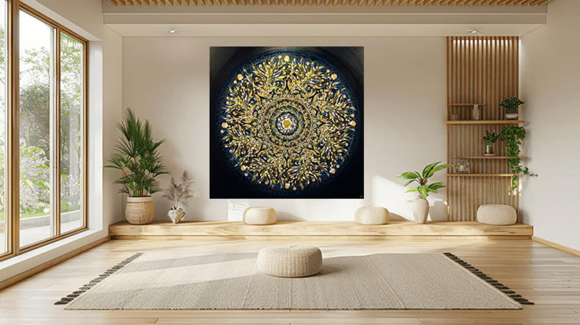 Ein heller, minimalistischer Raum mit einem großen, kreisförmigen Mandala in Gold und Blau an der Wand, niedrigen Holzstühlen, Pflanzen, weichen Kissen und natürlichem Licht, das durch hohe Fenster einfällt.