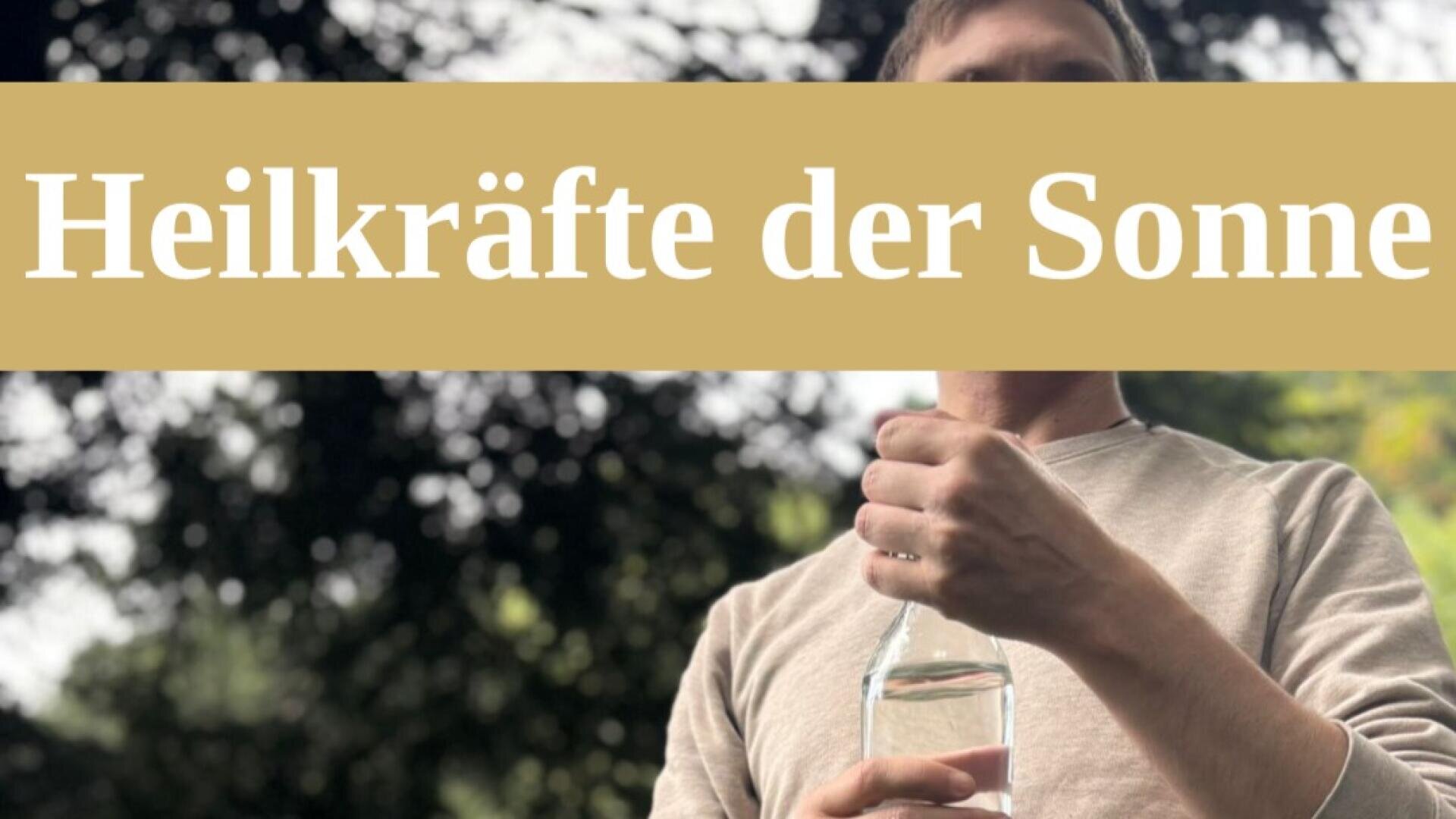 Eine Person mit einer Glasflasche steht im Freien unter Bäumen. Ein beigefarbenes Banner mit dem deutschen Text Heilkräfte der Sonne bedeckt den oberen Teil des Bildes.