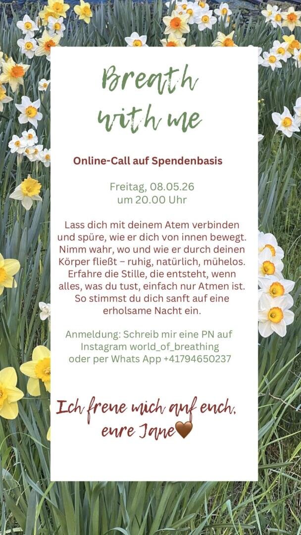 Ein digitales Flugblatt mit dem Text "Atme mit mir" auf weißem Hintergrund, überlagert von einem Feld mit gelben und weißen Narzissen. Es werden Details für eine Online-Atemsitzung in deutscher Sprache angegeben, die mit einer handschriftlichen Schrift endet.