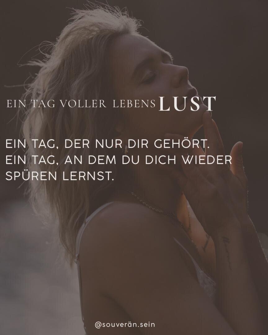Eine Frau steht draußen mit geschlossenen Augen, die Hände nahe am Gesicht, im sanften Sonnenlicht. Ein deutscher Text überlagert das Bild und vermittelt eine Botschaft über Selbstfindung und Lebensfreude.