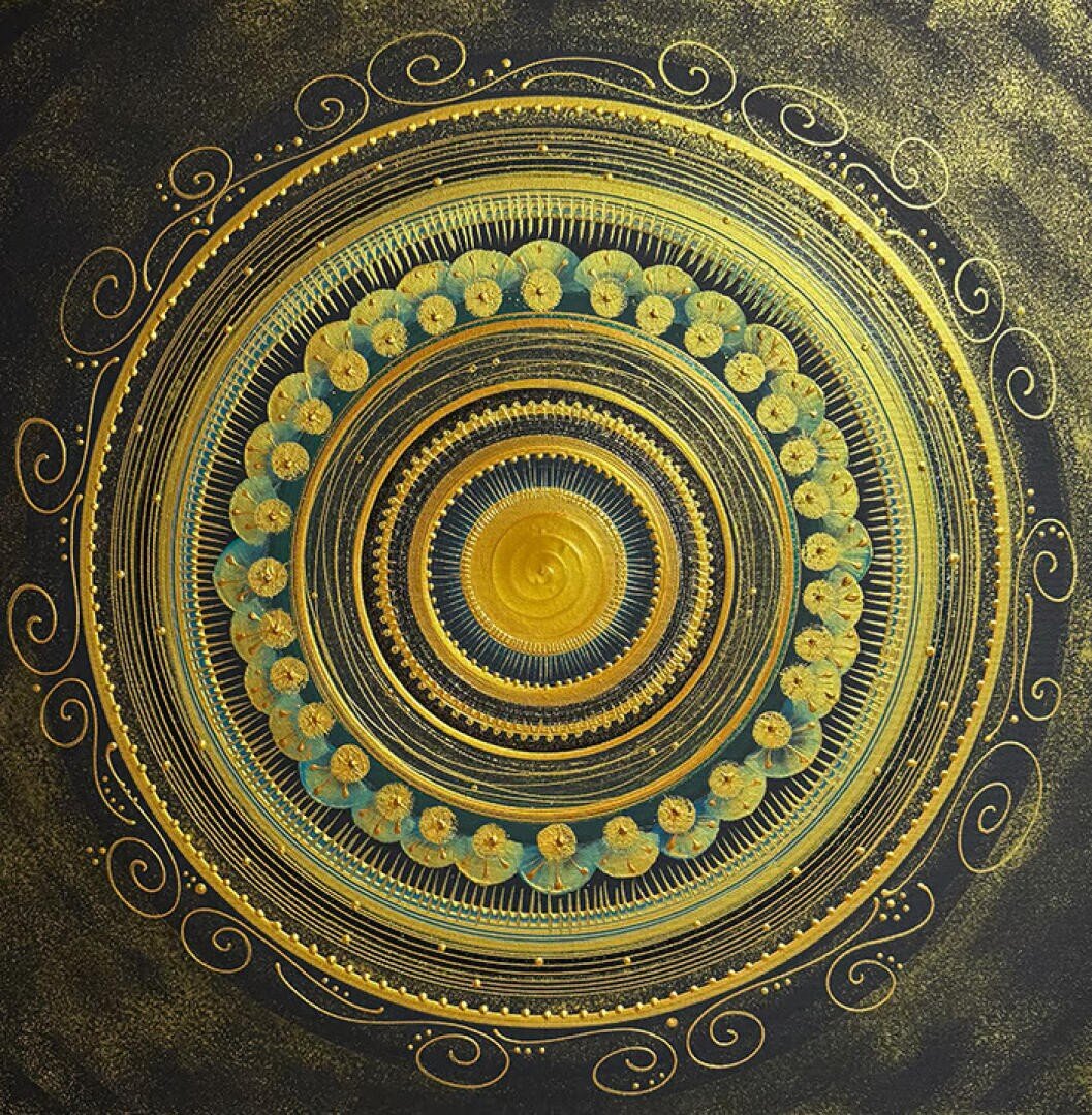 Kompliziertes goldenes Mandalamuster mit konzentrischen Kreisen, kunstvollen Mustern und Wirbeln auf dunklem Hintergrund, die von einem hellen zentralen Punkt ausgehen und ein Gefühl von Tiefe und Symmetrie vermitteln.