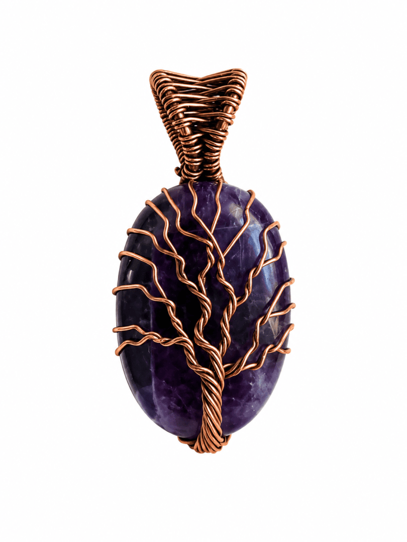 Ovaler Amethyst-Anhänger, mit Kupferdraht in Baumform umwickelt, isoliert vor weißem Hintergrund.