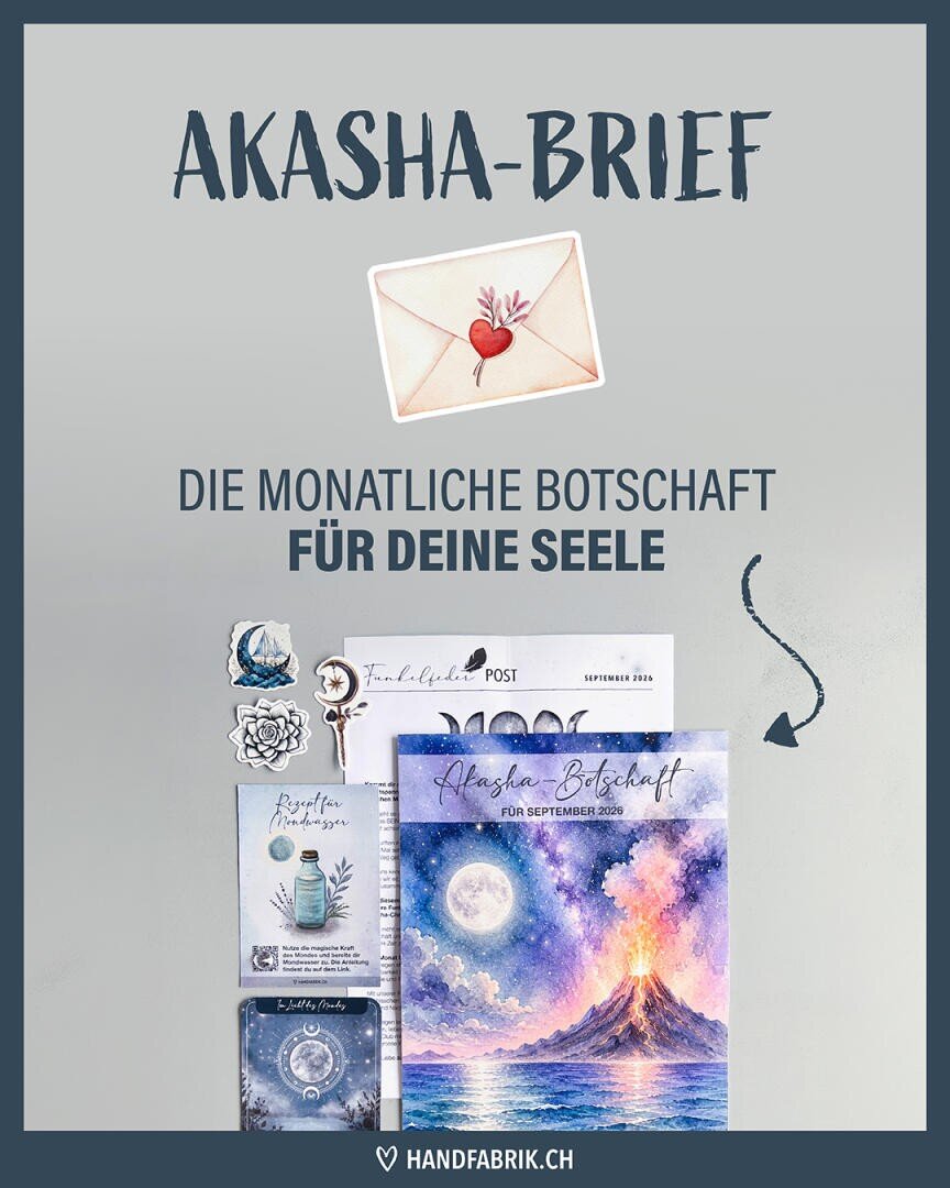 Ein Werbebild für „Akasha-Brief“, das einen Briefumschlag mit einem Herz, deutschen Text sowie darunter angeordnete illustrierte Karten mit Himmels- und Naturmotiven zeigt. Website: handfabrik.ch.