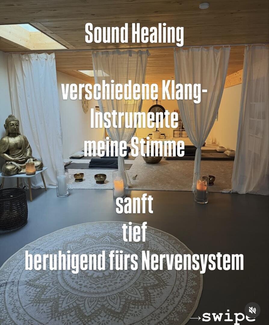 Ein ruhiger Raum mit Kerzen, einer Buddha-Statue, Instrumenten und drapierten weißen Vorhängen. Der deutsche Text wirbt für Klangheilung mit verschiedenen Instrumenten und Stimme, die als sanft, tief und beruhigend für das Nervensystem beschrieben wird.