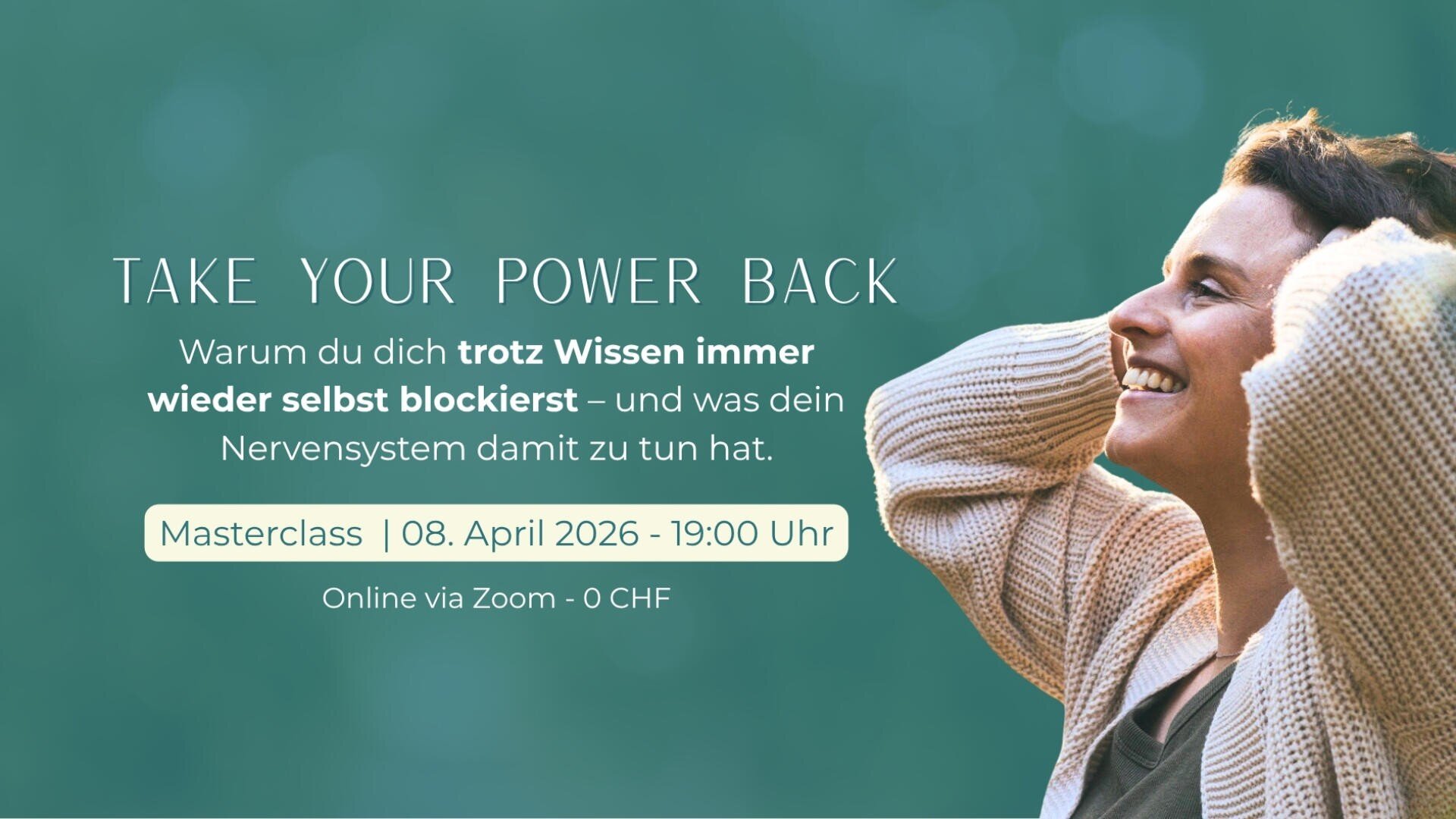 Eine lächelnde Person mit langen braunen Haaren steht im Freien im Sonnenlicht und trägt einen beigen Pullover. Der Text auf Deutsch wirbt für einen kostenlosen Online-Meisterkurs über die Überwindung von Selbstblockaden, der am 8. April 2026 um 19:00 Uhr über Zoom stattfindet.