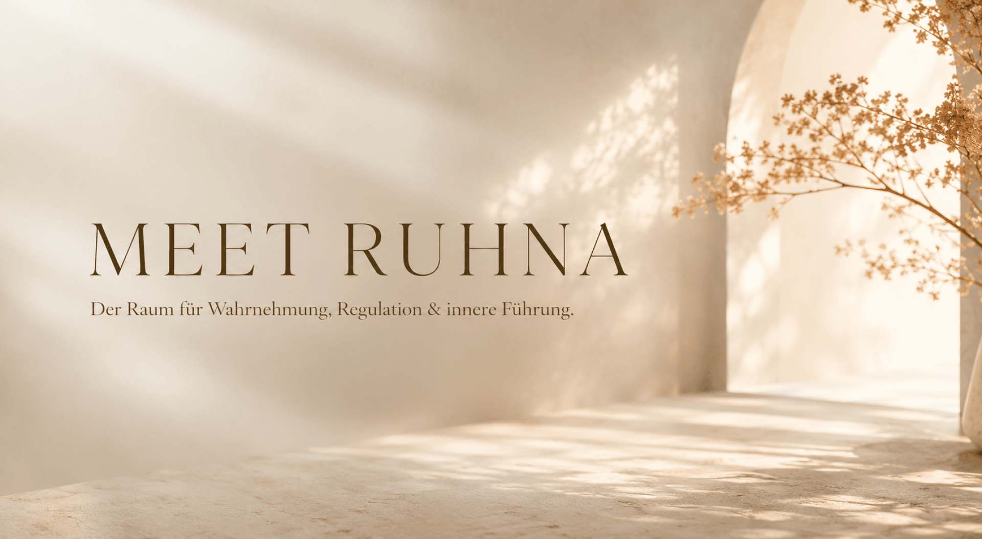 Minimalistisches Interieur mit sanftem, beigem Licht, einem zarten Zweig mit Blättern in einer Vase und der Aufschrift „Meet Ruhna. Der Raum für Wahrnehmung, Regulation & innere Führung.“.
