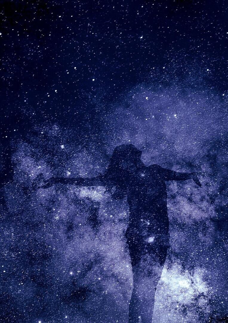Die Silhouette einer Person mit ausgestreckten Armen erscheint vor einem sternenübersäten Himmel und verschmilzt mit dem kosmischen Hintergrund, als stünde sie inmitten der Sterne.