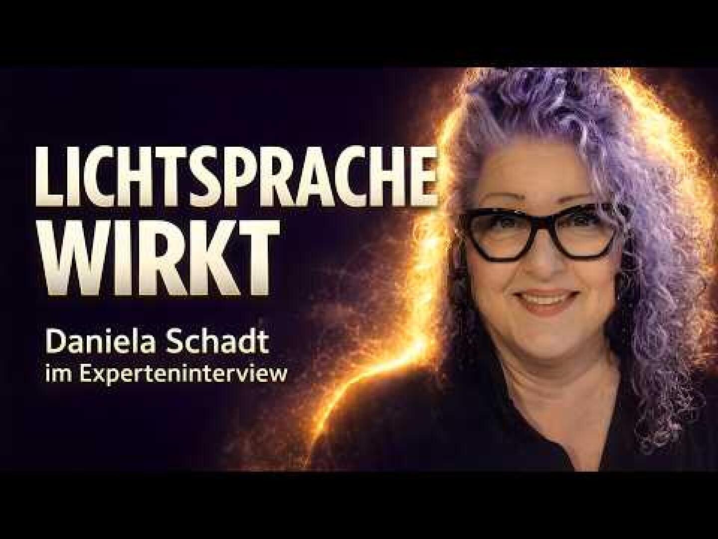 Eine lächelnde Frau mit lila Locken und Brille ist neben dem fetten Text LICHTSPRACHE WIRKT abgebildet. Darunter steht Daniela Schadt im Experteninterview, alles vor einem dunklen Hintergrund mit Glüheffekt.