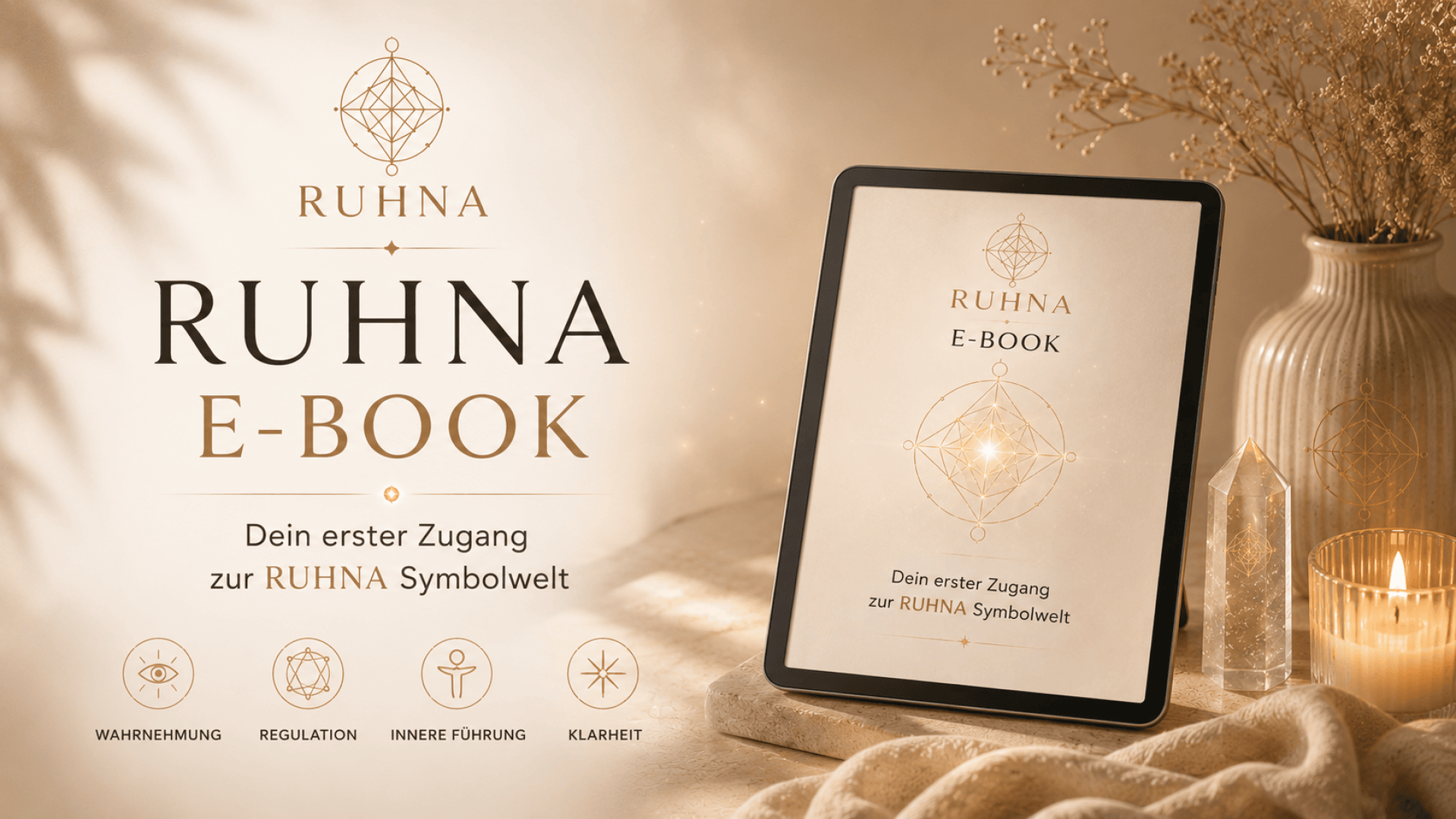 Auf einem Tisch mit Kerzen und Dekoration liegt ein Tablet, auf dem das Cover des RUHNA-E-BOOKS zu sehen ist. Der Text „Dein erster Zugang zur RUHNA-Symbolwelt“ ist hervorgehoben, ebenso wie Symbole für Wahrnehmung, Regulierung, innere Führung und Klarheit.