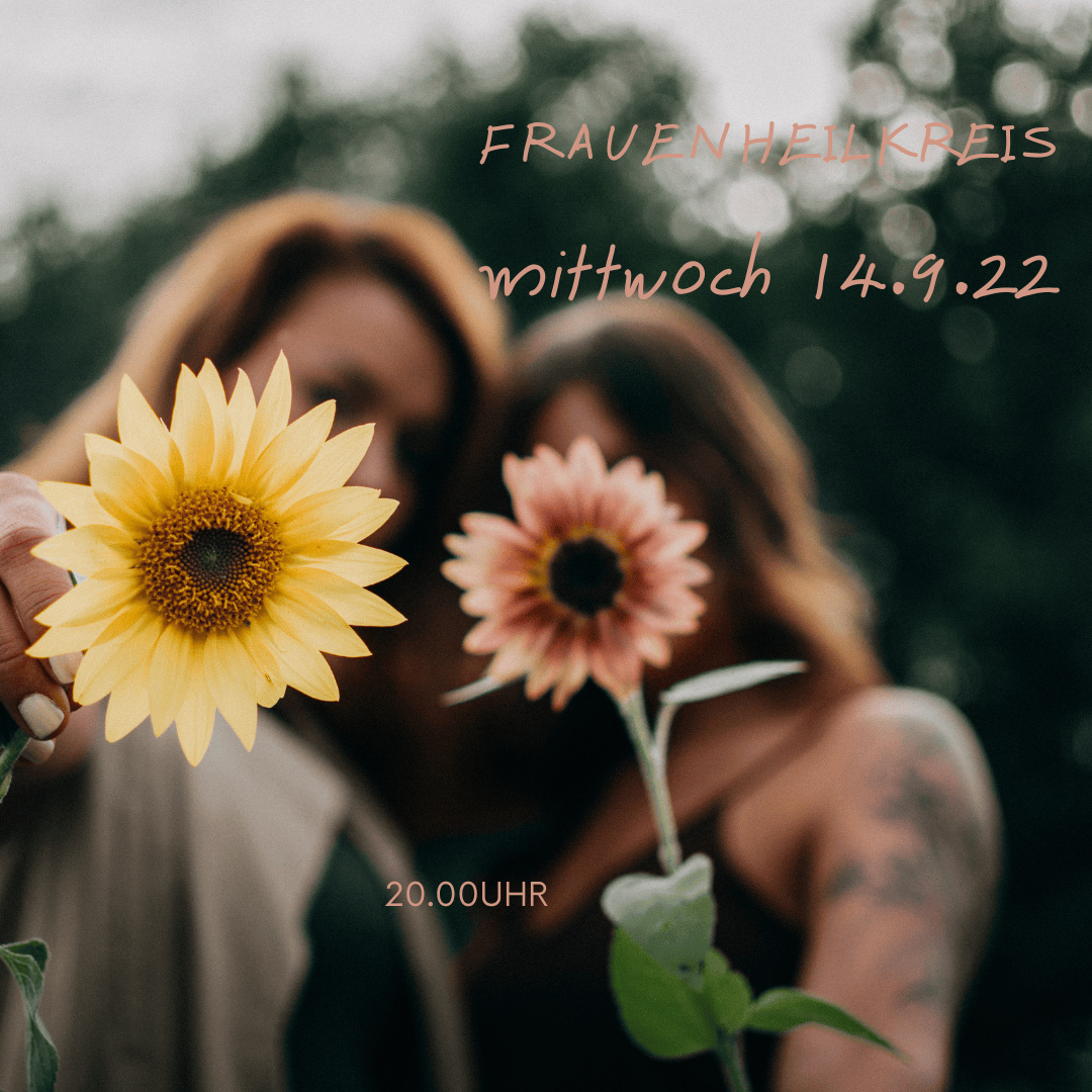 Zwei Frauen mit Sonnenblumen in der Hand, mit Textüberlagerung: FRAUENHEILKREIS Mittwoch, 14.9.22, 20:00 Uhr.