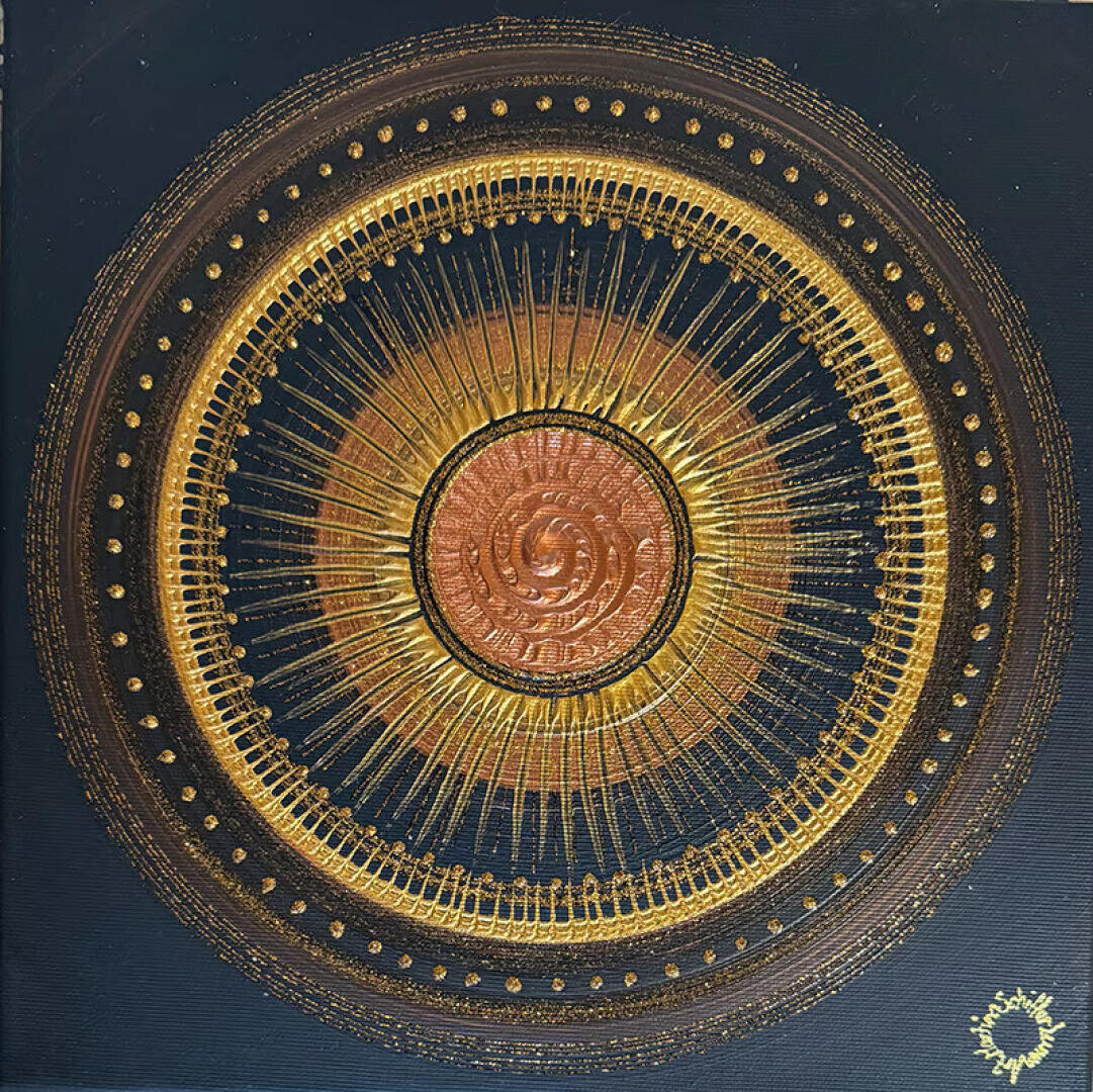 Ein kreisförmiges abstraktes Kunstwerk mit konzentrischen Ringen aus Gold und Bronze, strukturierten Linien, die strahlenförmig nach außen verlaufen, und gepunkteten Mustern auf dunklem Hintergrund. Eine kleine Künstlersignatur befindet sich in der unteren rechten Ecke.