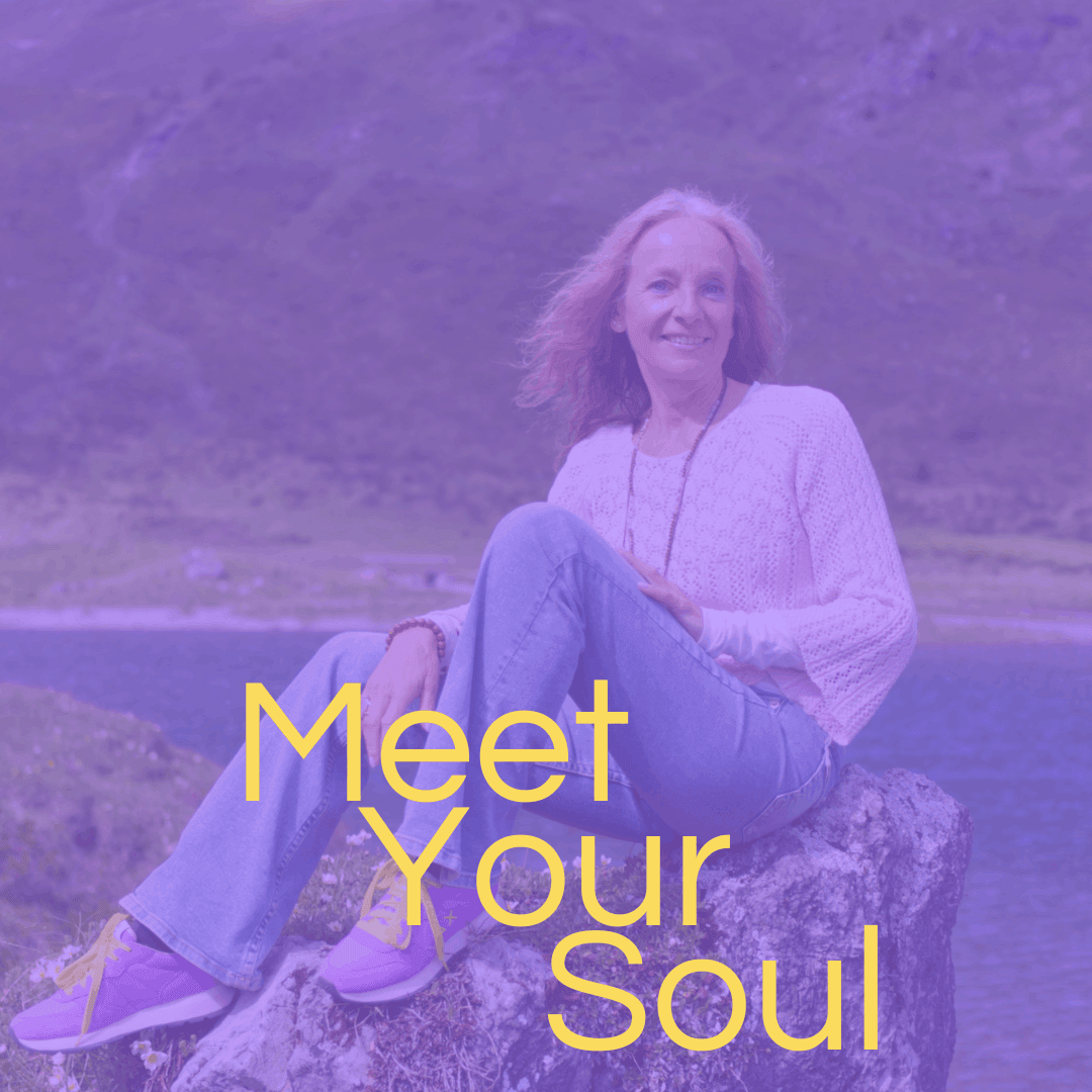 Eine Frau mit langen Haaren sitzt lächelnd auf einem Felsen am Ufer eines Sees vor einer Bergkulisse. Sie trägt einen weißen Pullover und Jeans. In gelber Schrift steht „Meet Your Soul“. Das Bild ist mit einem violetten Überlagerungseffekt versehen.