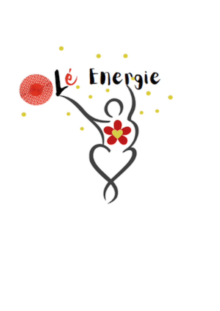 Stilisierte Figur mit einer roten Blume in der Mitte, die einen roten Kreis hält. Darüber steht in verspielter Schrift „Lé Energie“, umgeben von gelben Punkten. Weißer Hintergrund.