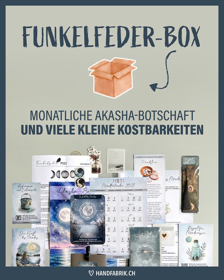Collage aus Karten mit spirituellen Motiven, einem Kalender, einer Kerze und kleinen Schätzen, die um eine braune Schachtel herum angeordnet sind, um für die „Funkelfeder-Box“ mit monatlichen Akasha-Botschaften und kleinen Kostbarkeiten zu werben. Text auf Deutsch und Website darunter.