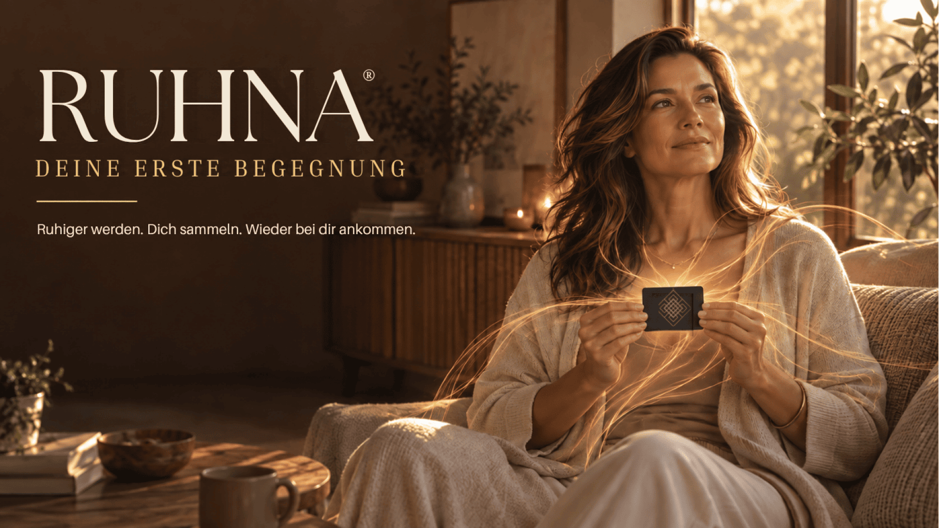 Eine Frau sitzt auf einem Sofa und hält eine Karte in der Hand, umgeben von warmem Licht. Der Text lautet: „RUHNA – Deine erste Begegnung“ und „Ruhiger werden. Dich sammeln. Wieder bei dir ankommen.“ Die Atmosphäre ist gemütlich und ruhig.