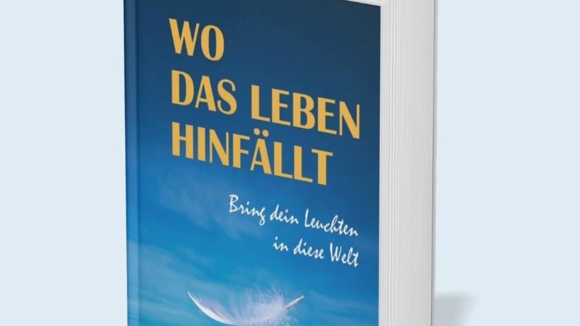 Ein Buch mit dem Titel „WO DAS LEBEN HINFÄLLT“ und dem Untertitel „Bring dein Leuchten in diese Welt“. Auf dem Cover sind ein blauer Himmel und eine sanft herabsinkende weiße Feder zu sehen.