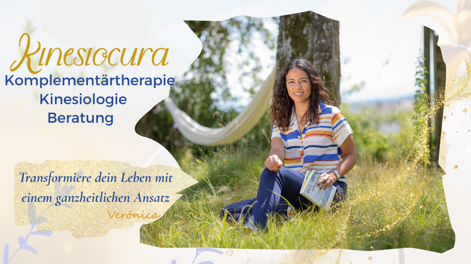 Eine Frau sitzt auf dem Rasen in der Nähe eines Baumes und einer Hängematte und hält ein Notizbuch in der Hand. Ein Text auf Deutsch wirbt für Kinesiologie und Komplementärtherapie. Das Sonnenlicht fällt durch die Bäume und schafft eine ruhige, einladende Atmosphäre.