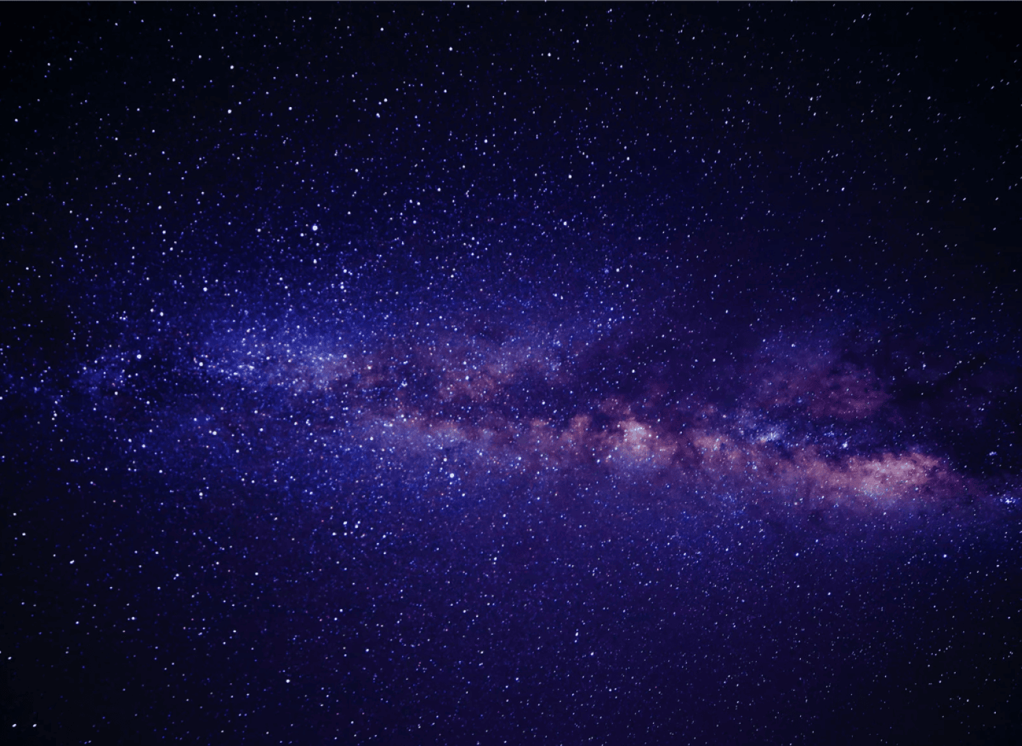Ein Weitwinkelblick auf die Milchstraße, der ein dichtes Band aus Sternen und kosmischem Staub zeigt, das sich über den dunklen Nachthimmel erstreckt. Die Farben reichen von tiefem Blau bis hin zu Violett, mit einem Hauch von Rosa und Weiß.