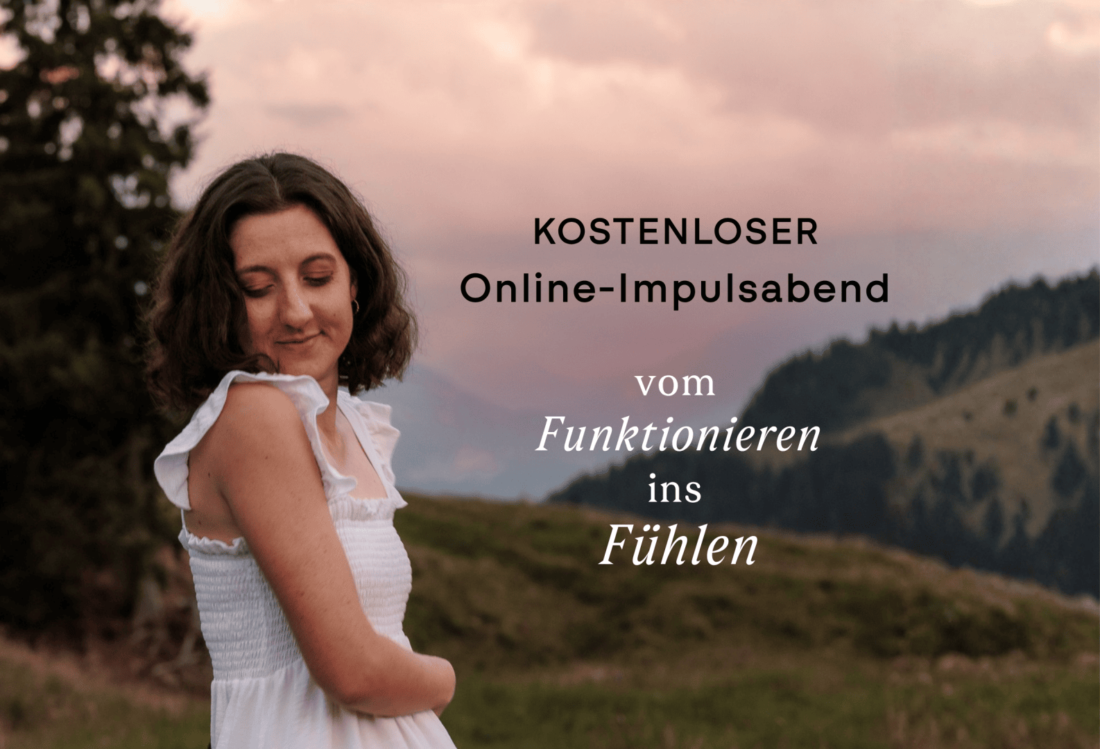 Eine Frau in einem weißen Kleid steht bei Sonnenuntergang im Freien, im Hintergrund sind Hügel zu sehen. Der deutsche Text lautet: KOSTENLOSER Online-Impulsabend – vom Funktionieren zum Fühlen.