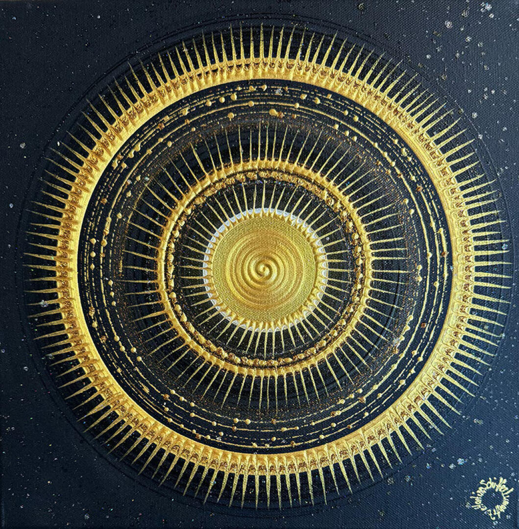 Ein leuchtendes, goldenes Mandala mit konzentrischen, kreisförmigen Mustern und spitzen Strahlen strahlt aus der Mitte vor einem dunklen, sterngesprenkelten Hintergrund. Das Kunstwerk hat eine leuchtende, himmlische Ausstrahlung.