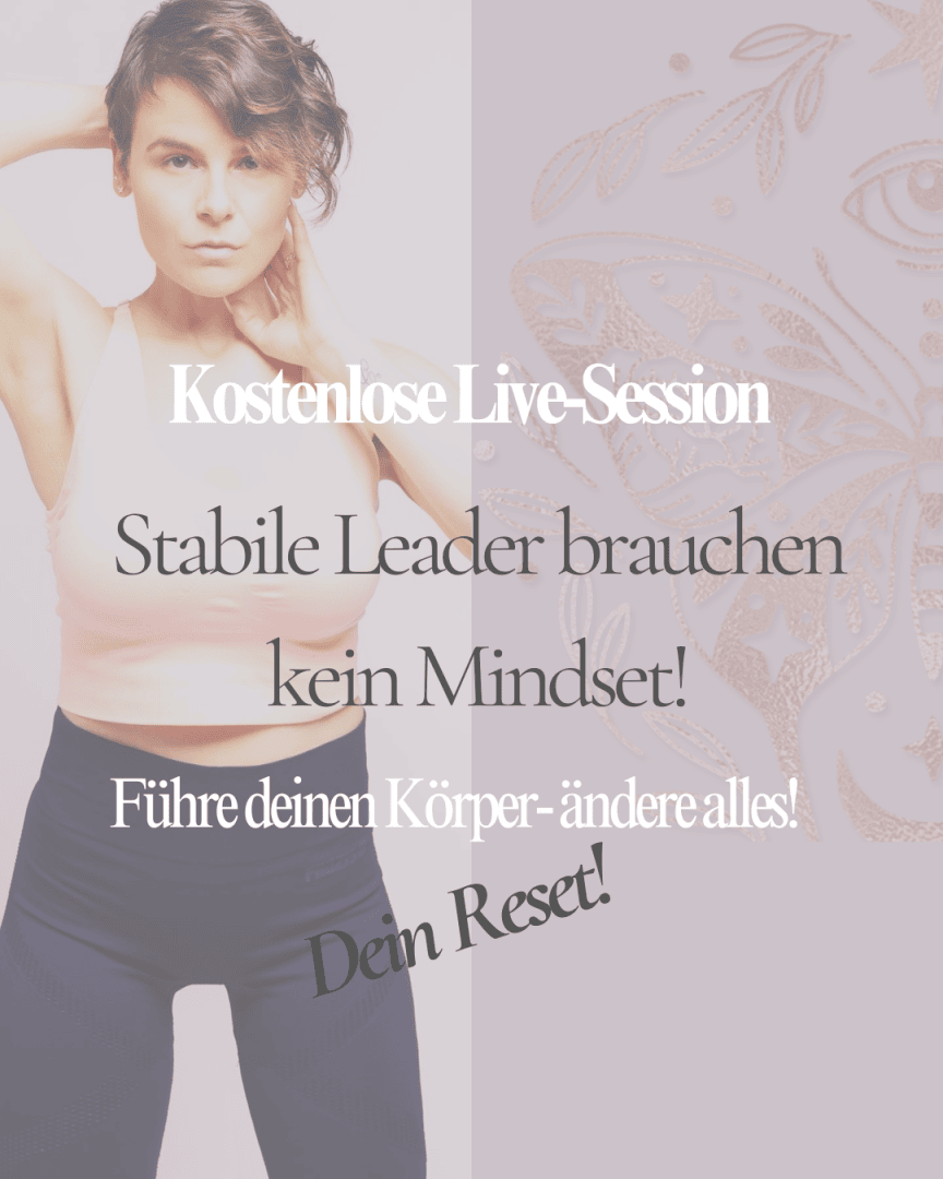 Eine selbstbewusste Frau mit kurzen Haaren posiert mit einer Hand in ihrem Haar und trägt ein helles Top und dunkle Leggings. Ein überlagerter deutscher Text wirbt für eine kostenlose Live-Sitzung über Führung und Körperbewusstsein. Im Hintergrund sind dezente dekorative Muster zu sehen.