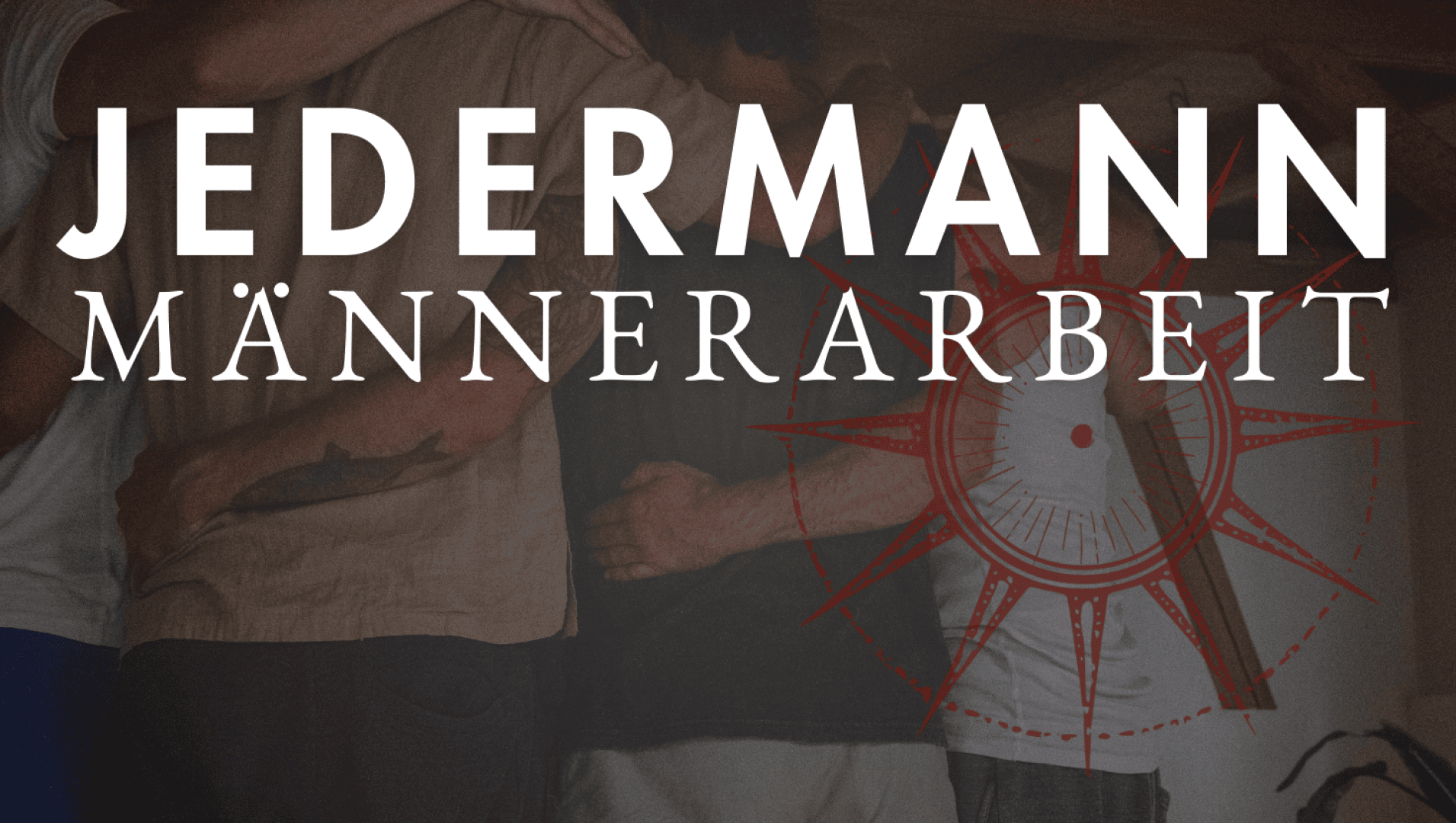 Vier Männer stehen mit den Armen um die Schultern des jeweils anderen, mit dem Gesicht nach außen. Überlagert wird der große Text JEDERMANN MÄNNERARBEIT mit einer Kompassgrafik im Hintergrund.