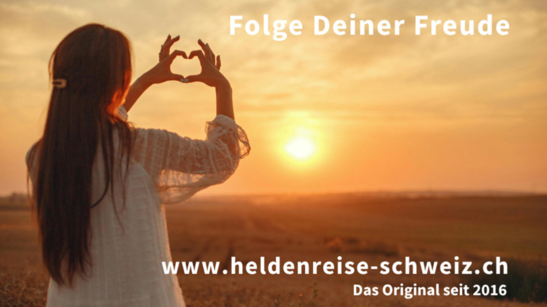 Eine Frau steht vor einem Sonnenuntergang und formt mit ihren Händen ein Herz. Der Text lautet: "Folge Deiner Freude", "www.heldenreise-schweiz.ch" und "Das Original seit 2016.".