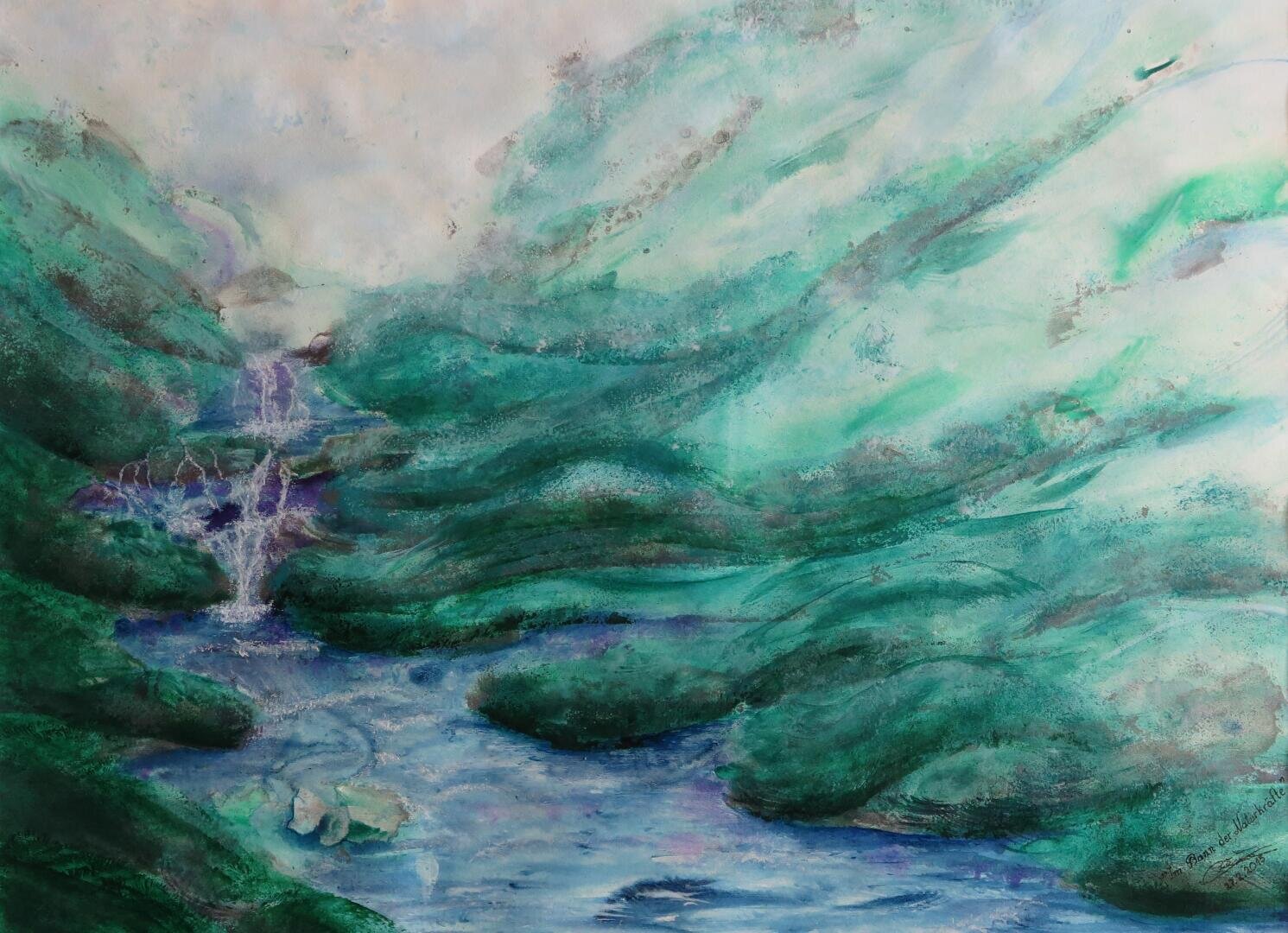 Ein Aquarellbild einer nebligen Berglandschaft zeigt einen kleinen Wasserfall, der in einen ruhigen Bach mündet, umgeben von grünen Hügeln und einem sanften, wolkigen Himmel.