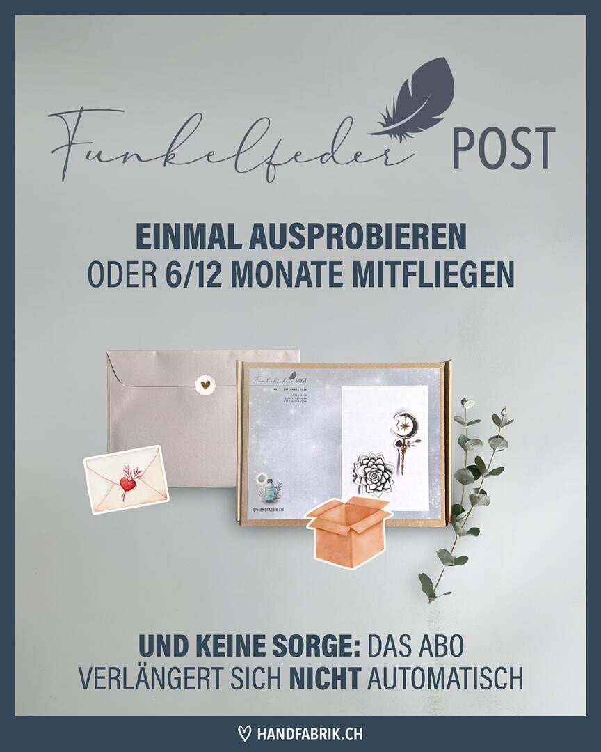 Eine Werbung für „Funkelfeder Post“, auf der Briefumschläge, eine Schachtel und Briefpapier zu sehen sind. Der Text bietet ein 6- oder 12-monatiges Abonnement an, das sich nicht automatisch verlängert. Der Hintergrund ist hellgrau, rechts ist eine Pflanze abgebildet.
