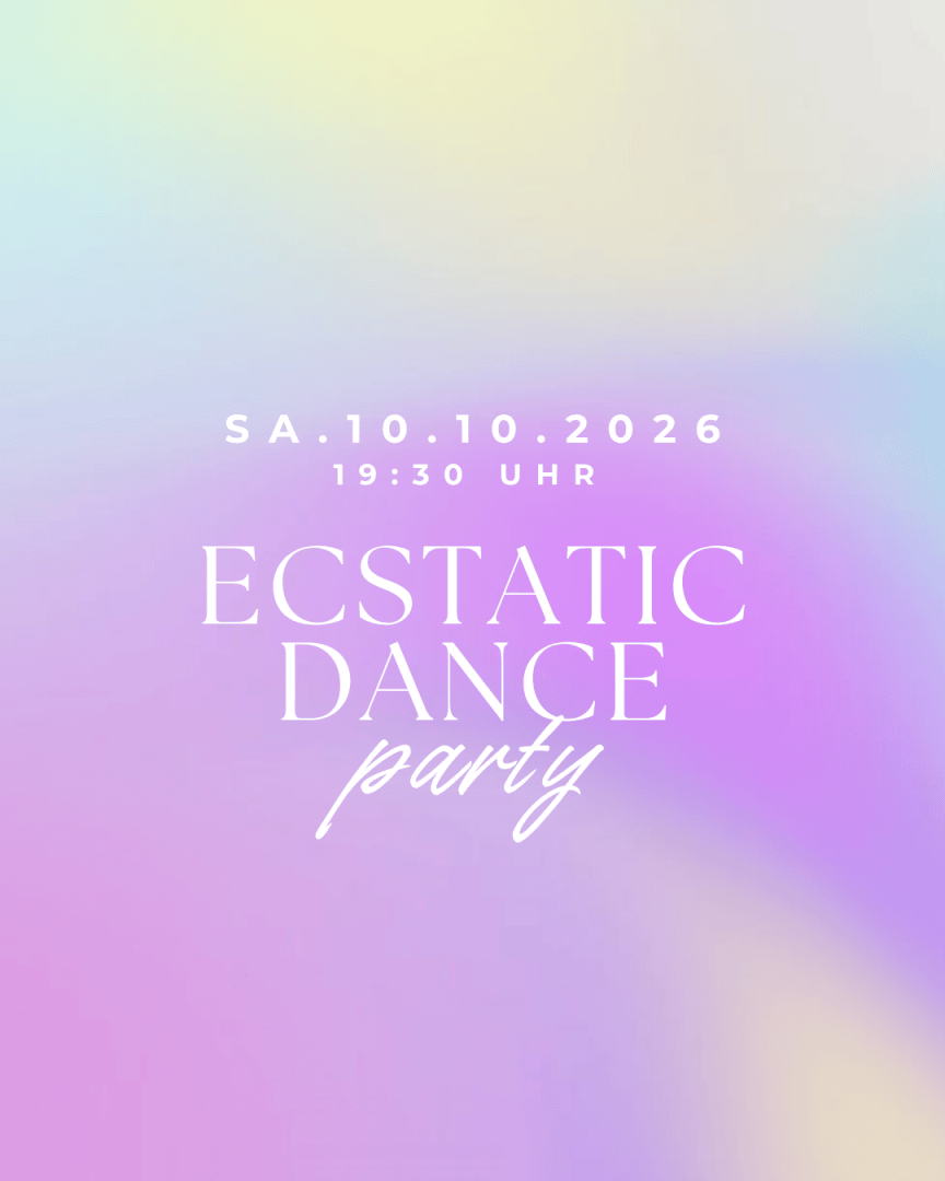 Auf einem pastellfarbenen Hintergrund mit Farbverlauf steht: SA, 10.10.2026, 19:30 Uhr, ECSTATIC DANCE-Party.