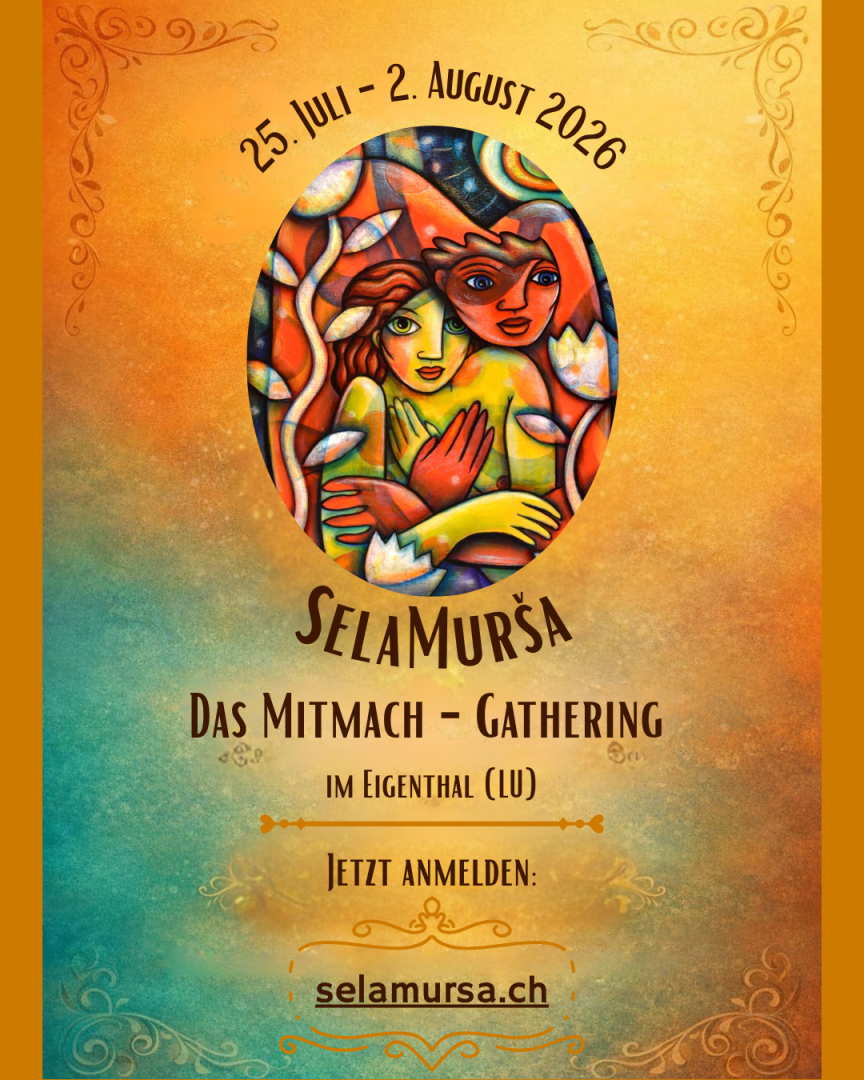 Plakat für "SelaMurša Das Mitmach-Gathering" (25. Juli - 2. August 2026) mit farbenfroher abstrakter Darstellung zweier sich umarmender Figuren, Veranstaltungsdetails und einem Link zur Anmeldung unter selamursa.ch auf gold-orangem Hintergrund.