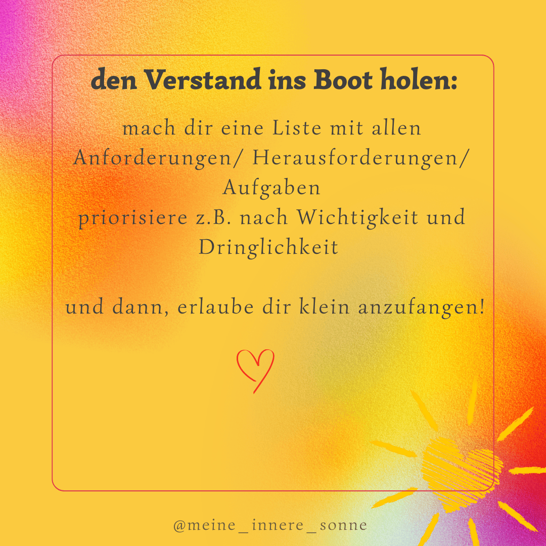 Ein gelb-orangefarbener Hintergrund mit einem handgezeichneten Herz und einer Sonne. Der Text auf Deutsch gibt Ratschläge: Schreiben Sie eine Liste mit Aufgaben, setzen Sie Prioritäten nach Wichtigkeit/Dringlichkeit und erlauben Sie sich, klein anzufangen. Instagram-Handle am unteren Rand.