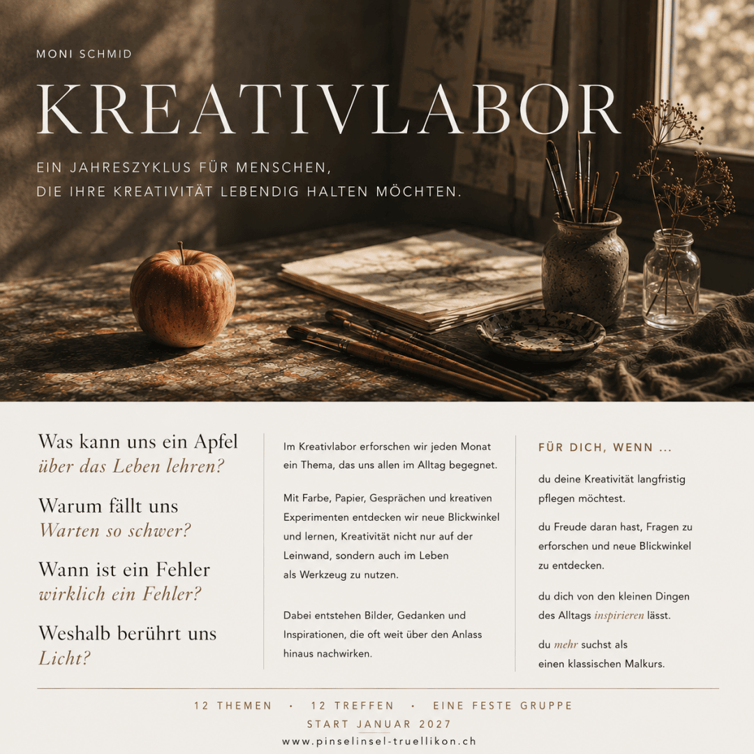 Eine Werbegrafik für „Kreativlabor“, einen einjährigen Kreativ-Workshop. Der Text erläutert Themen, Fragestellungen und Vorteile. Im Hintergrund sind bunte Blumen in Vasen, ein Notizbuch und Malutensilien auf einem Holztisch zu sehen.