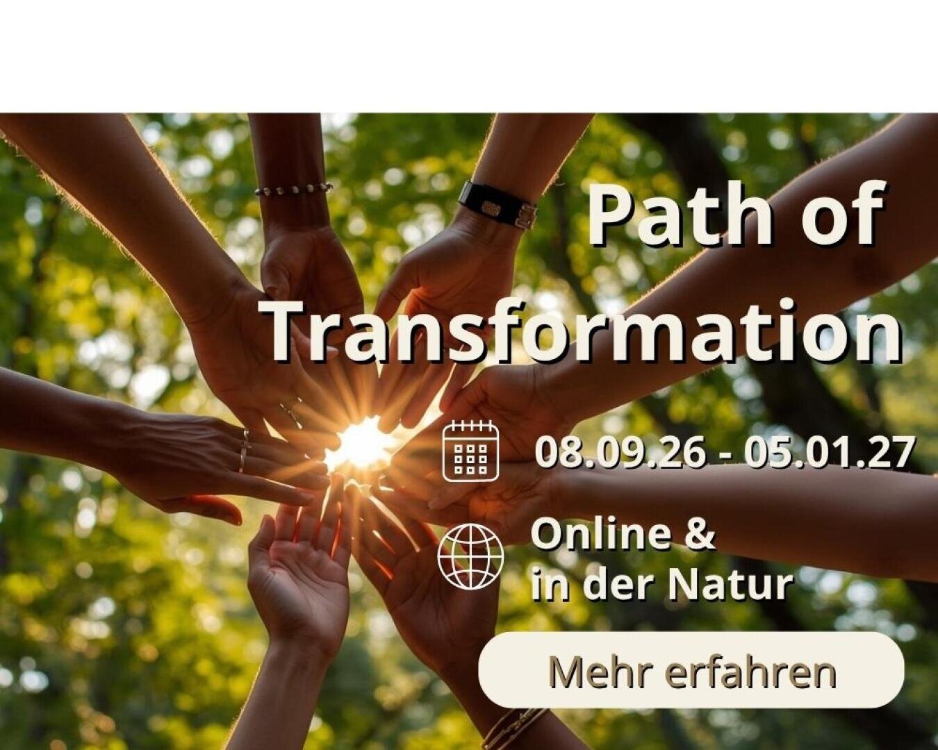 Mehrere Hände, die mit ihren Fingern einen Stern bilden, durch den das Sonnenlicht scheint, vor einem grünen, blattreichen Hintergrund. Der Text lautet "Pfad der Verwandlung", mit Veranstaltungsdaten und Details auf Deutsch.