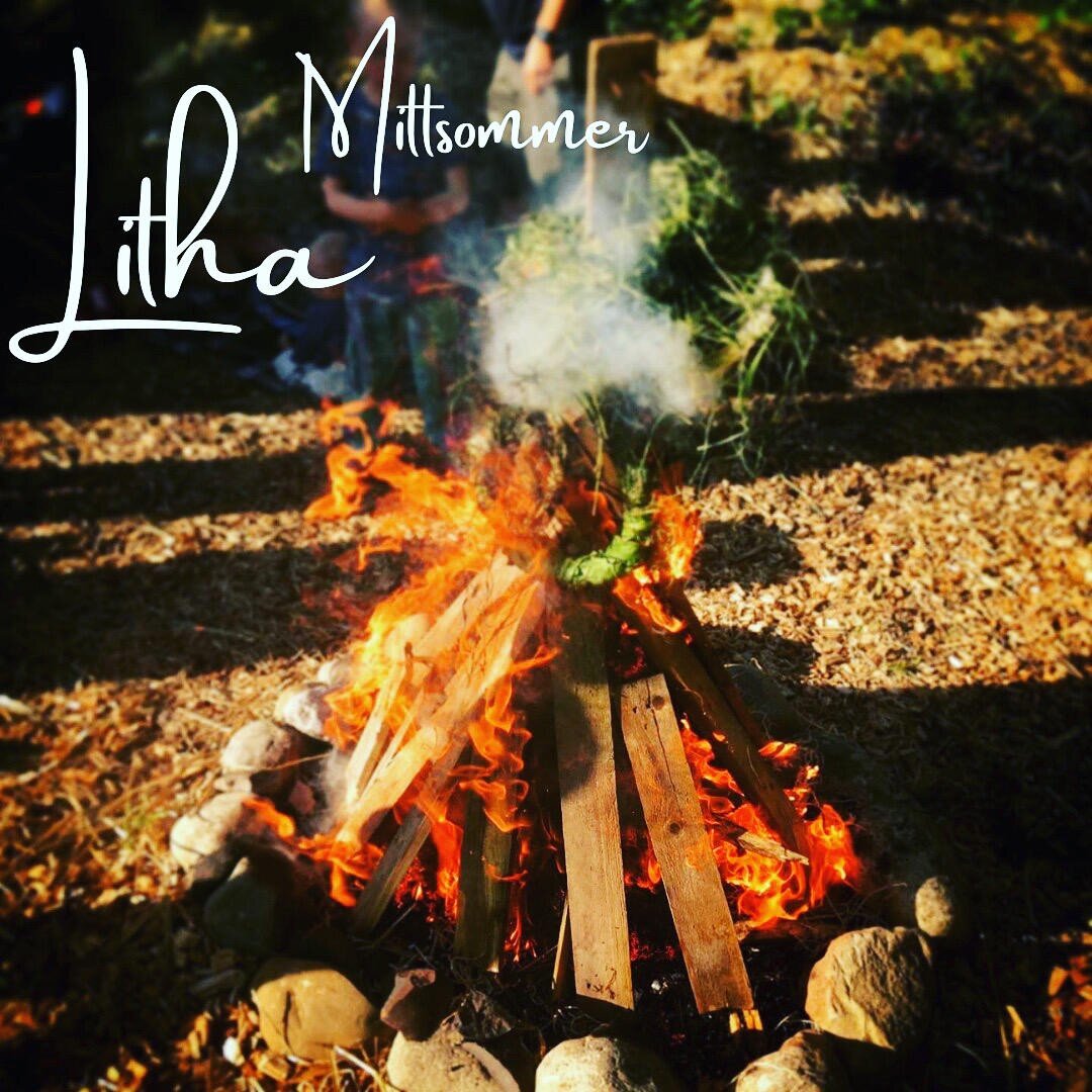 Ein Holzfeuer brennt hell, umgeben von Steinen. Sonnenlicht und Schatten fallen auf den Boden. Über dem Bild stehen die Wörter „Litha“ und „Mittsommer“, die auf ein Mittsommerfest hinweisen.