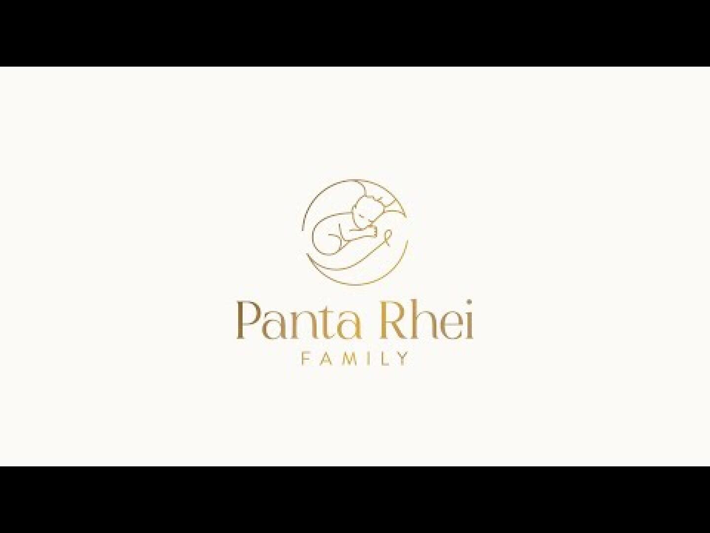 Logo für Panta Rhei Family auf weißem Hintergrund, mit einer minimalistischen goldenen Linienzeichnung einer Person, die ein Baby in einem kreisförmigen Rahmen über dem Text hält.