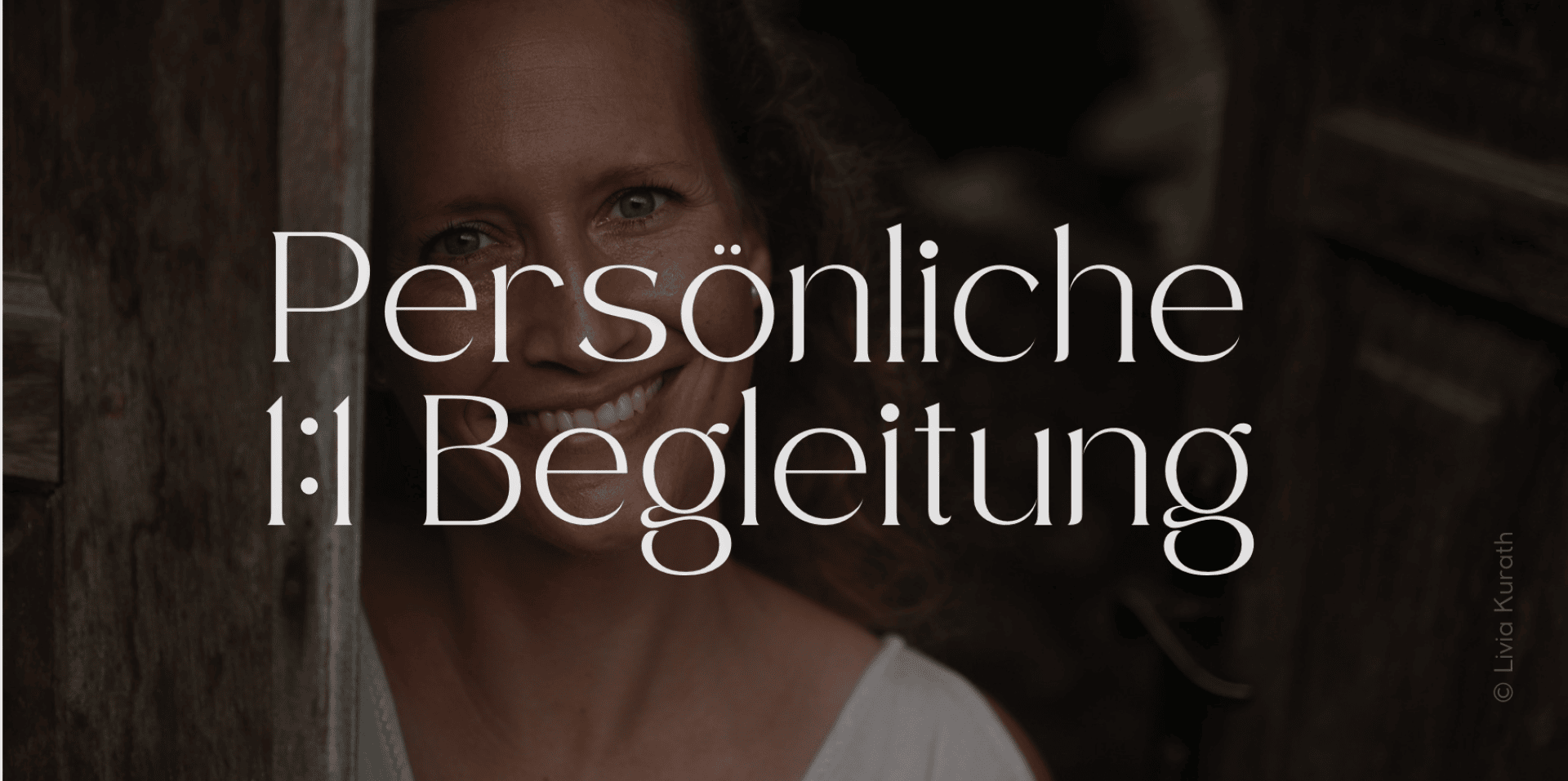 Eine lächelnde Frau steht teilweise hinter einer Holztür. Der darüberliegende Text in deutscher Sprache lautet: „Persönliche 1:1-Begleitung“. Das Foto ist warm beleuchtet und wirkt einladend.