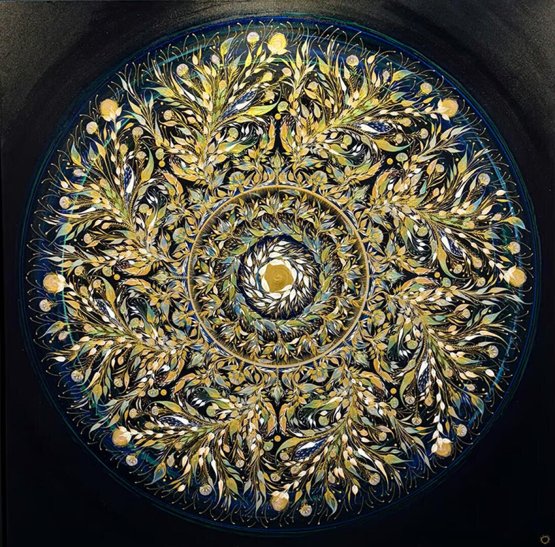 Ein kreisförmiges, kompliziertes Mandala-Design mit wirbelnden goldenen, gelben und weißen Blattmustern, die vom Zentrum ausstrahlen, steht vor einem dunklen Hintergrund mit blauen Highlights. Das detaillierte Kunstwerk hat ein symmetrisches, verziertes Aussehen.