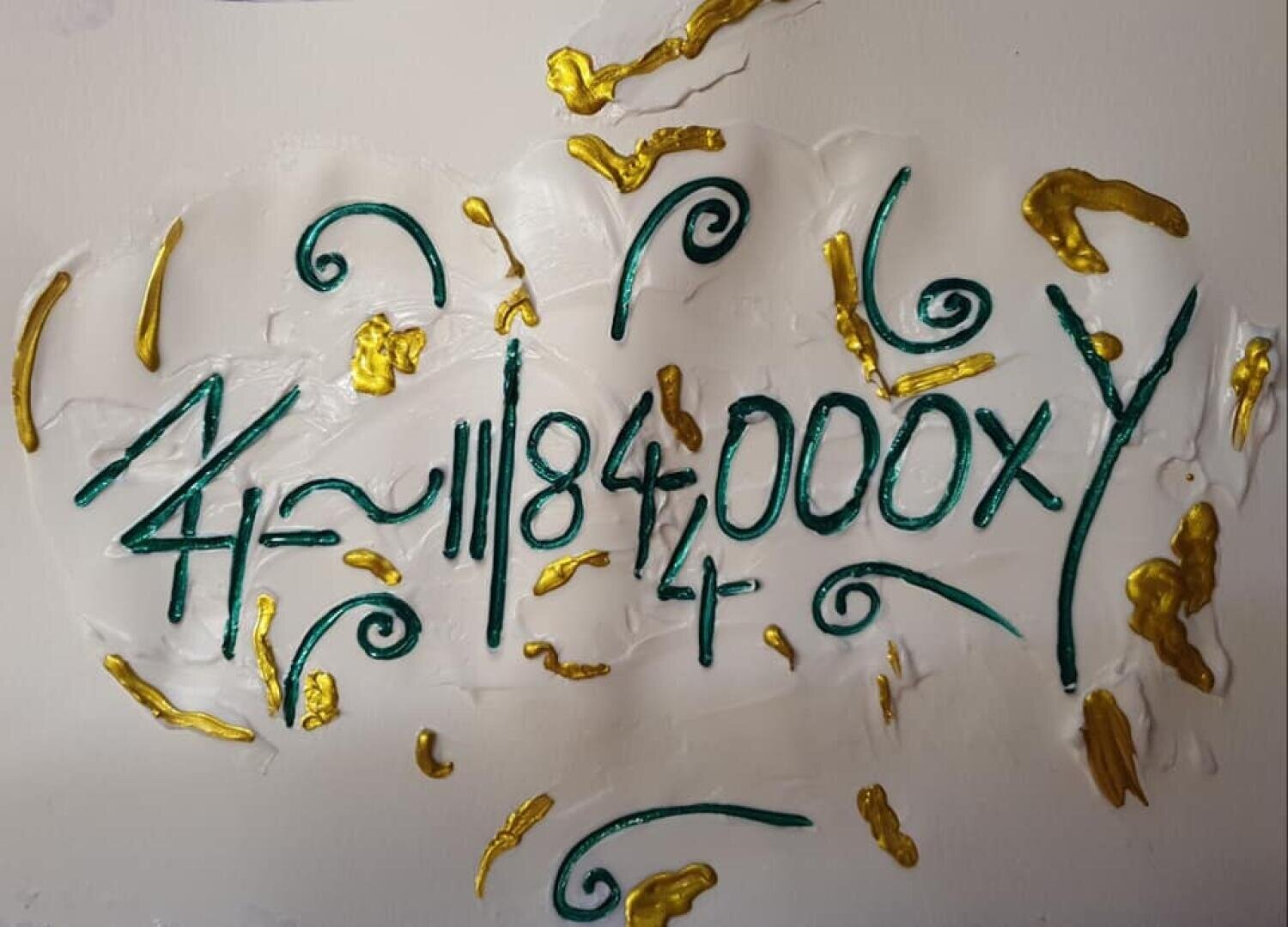 Grüne und goldene abstrakte Symbole, Zahlen und Buchstaben sind auf einen strukturierten weißen Hintergrund gemalt. Die Elemente umfassen 84.000xY und wirbelnde Designs, die mit goldenen Streifen und Formen akzentuiert sind.