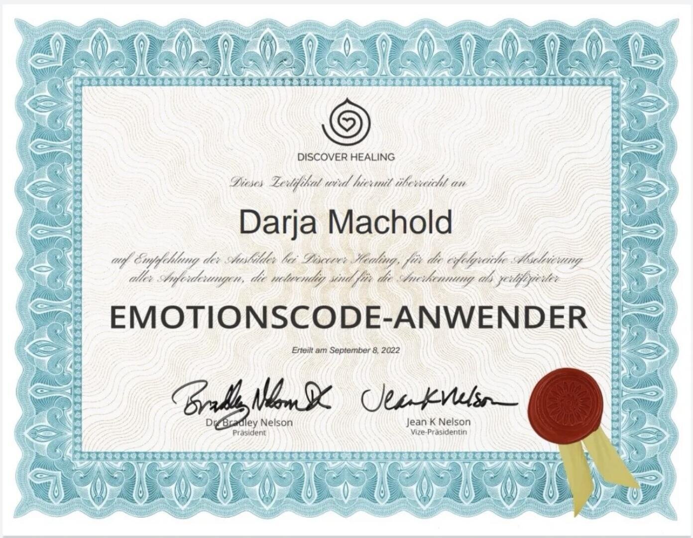 Ein Zertifikat mit einem blauen, verzierten Rand, das Darja Machold von Discover Healing als „Emotionscode-Anwenderin“ verliehen wurde, datiert auf den 8. September 2022 und unterzeichnet von Bradley Nelson und Jean K. Nelson. Unten rechts befindet sich ein rotes Siegel.