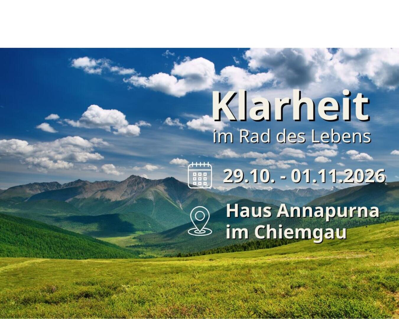 Berglandschaft unter blauem Himmel mit weißen Wolken. Über dem Bild ist ein Veranstaltungstext eingeblendet, der „Klarheit im Rad des Lebens“, die Daten vom 29.10. bis 01.11.2026 sowie den Veranstaltungsort „Haus Annapurna im Chiemgau“ angibt.
